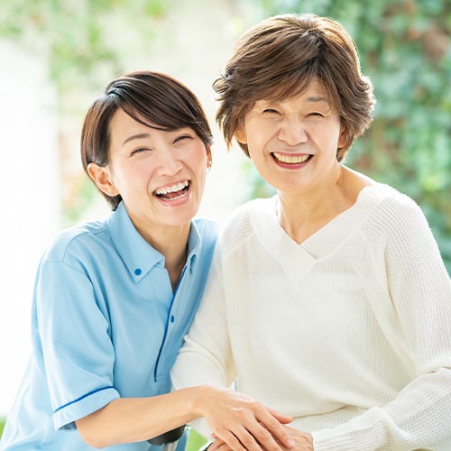 介護士と車椅子の女性